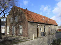 901295 Gezicht op de voor- en zijgevel van de voormalige hovenierswoning uit 1850 (Zandweg 140) te De Meern (gemeente ...